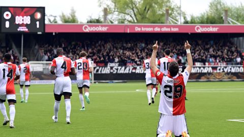 Santiago Giménez celebrando un gol ante el Excelsior.