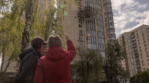 En la imagen se muestra el golpe que recibió un edificio en Kiev.