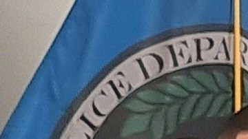 George Alvarez (foto derecha) enfrenta varias acusaciones criminales.