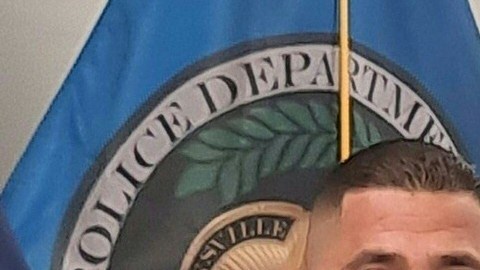 George Alvarez (foto derecha) enfrenta varias acusaciones criminales.