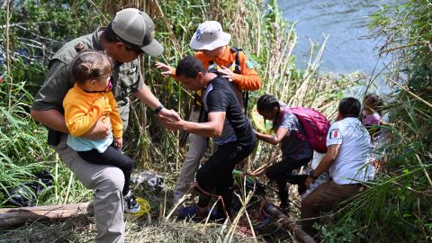 Migrantes cruzando ilegalmente la frontera de Estados Unidos.