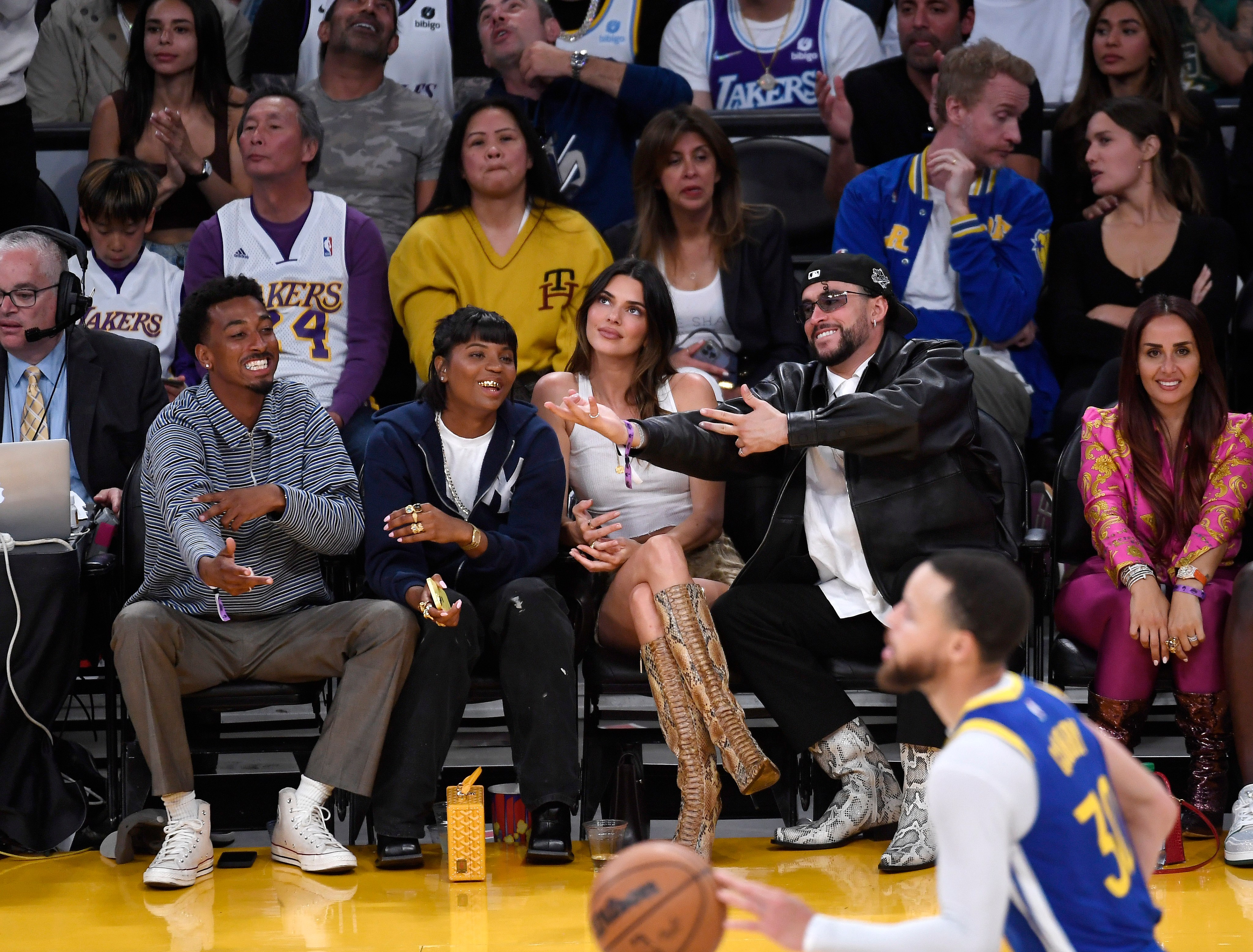 Clasificación de Los Ángeles Lakers tuvo una alfombra roja de celebridades: Bad  Bunny y Kendall Jenner entre las figuras - El Diario NY