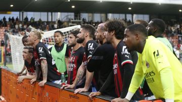 Jugadores del Milan charlando con sus hinchas en el estadio.