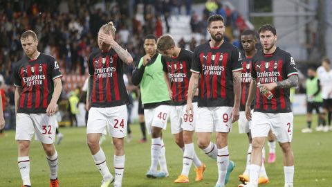 Jugadores del AC Milan se lamentan tras una nueva derrota.