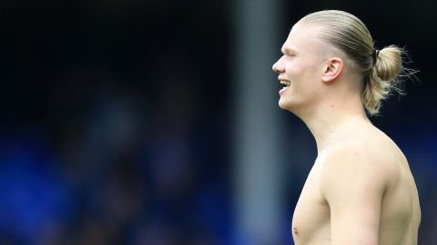 Erling Haaland terminó con lesiones en su torso.