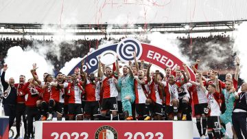 Santiago Giménez y el Feyenoord celebran su título de la Eredivisie.