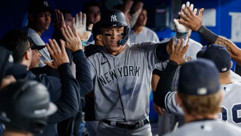 Aaron Judge es felicitado por sus compañeros tras su segundo jonrón ante Toronto Blue Jays.