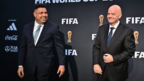 El logotipo fue presentado por Gianni Infantino y Ronaldo Nazario.