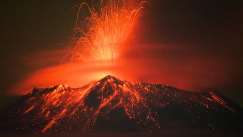 El volcán Popocatépetl lanza material incandescente.