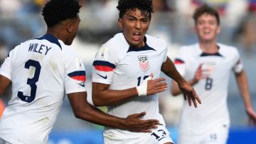 Jugadores de Estados Unidos celebran el gol ante Ecuador en el Mundial Sub-20.