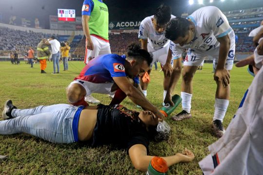 Futbolistas ayudaron a las víctimas de la estampida en estadio de El Salvador