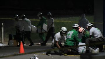 Personal de emergencia atendiendo a los heridos en el Estadio Cuscatlán.