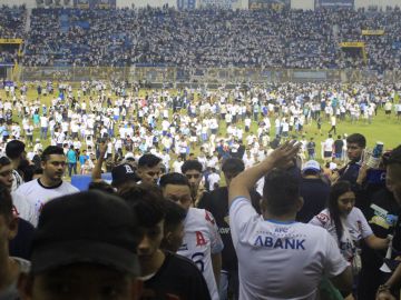 Aficionados del Alianza tras la estampida en el estadio Cuscatlán.