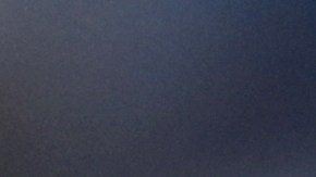 Vinícius Jr. observa la grada de Mestalla mientras recibe insultos racistas por parte de los fanáticos del Valencia.