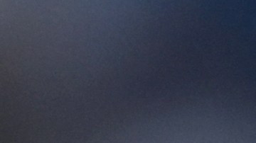 Vinícius Jr. observa la grada de Mestalla mientras recibe insultos racistas por parte de los fanáticos del Valencia.