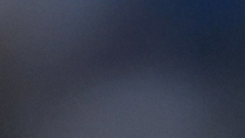 Vinícius Jr. observa la grada de Mestalla mientras recibe insultos racistas por parte de los fanáticos del Valencia.