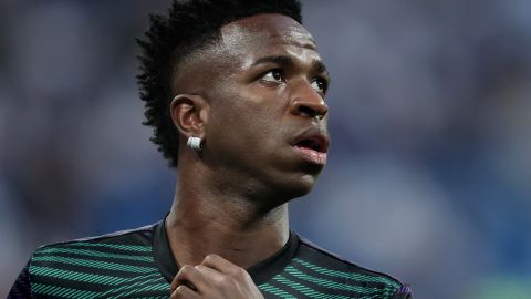 Vinícius Jr. observa la grada de Mestalla mientras recibe insultos racistas por parte de los fanáticos del Valencia.