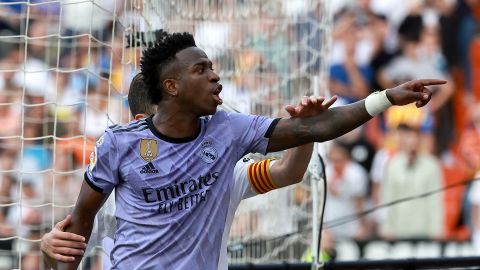 Vinícius Jr. señala a los racistas en en el estadio Mestalla.