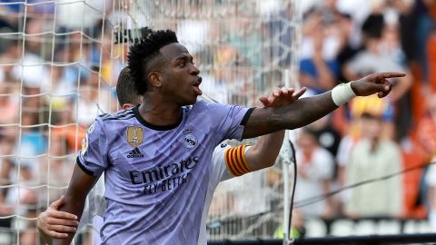 Vinícius Jr. señala a los racistas en en el estadio Mestalla.