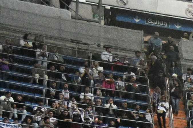 Aficionados del Real Madrid desplegaron una pancarta gigante en solidaridad con Vinícius Jr.
