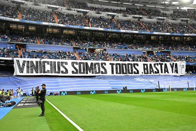 Aficionados del Real Madrid desplegaron una pancarta gigante en solidaridad con Vinícius Jr.