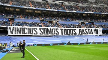 Aficionados del Real Madrid desplegaron una pancarta gigante en solidaridad con Vinícius Jr.
