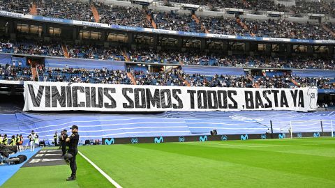 Aficionados del Real Madrid desplegaron una pancarta gigante en solidaridad con Vinícius Jr.