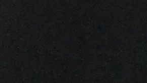 Kylian Mbappé corre a regalarle su camisa a la aficionada afectada por el pelotazo.