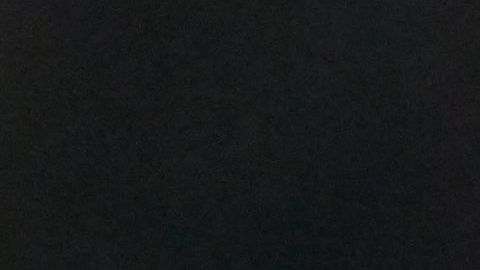 Kylian Mbappé corre a regalarle su camisa a la aficionada afectada por el pelotazo.
