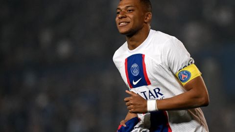 Kylian Mbappé corre a regalarle su camisa a la aficionada afectada por el pelotazo.