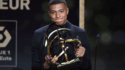 Kylian Mbappé posa con el premio que lo acredita como el Mejor Jugador de la Ligue 1 en la temporada 2022-2023.