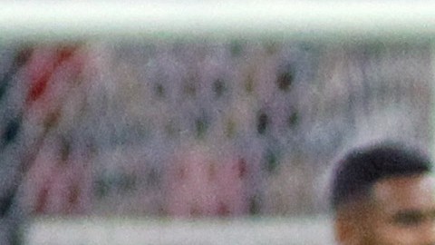 Sebastián Córdova (R) celebra con Luis Quiñones el gol de la igualdad 2-2 de Tigres de la UANL ante Chivas.