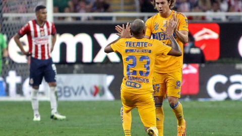 Sebastián Córdova (R) celebra con Luis Quiñones el gol de la igualdad 2-2 de Tigres de la UANL ante Chivas.