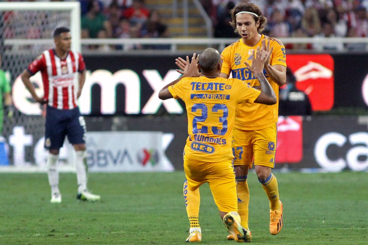 Sebastián Córdova (R) celebra con Luis Quiñones el gol de la igualdad 2-2 de Tigres de la UANL ante Chivas.
