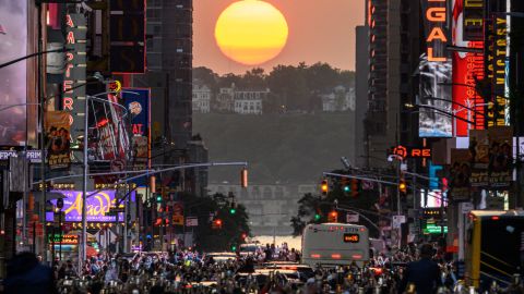 El Sol se pone alineado con las calles de Manhattan que corren de este a oeste.