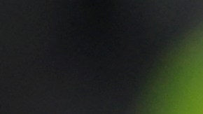 José Mourinho se remuve la medalla de plata del cuello tras caer en la final de la Europa League en penales ante Sevilla.