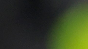 José Mourinho se remuve la medalla de plata del cuello tras caer en la final de la Europa League en penales ante Sevilla.