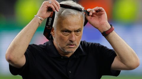 José Mourinho se remuve la medalla de plata del cuello tras caer en la final de la Europa League en penales ante Sevilla.