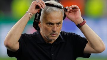 José Mourinho se remuve la medalla de plata del cuello tras caer en la final de la Europa League en penales ante Sevilla.