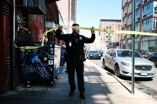 Exconvicto detenido por dispararle fatalmente a un hombre hispano por una cadena fue filmado durante el robo, según la policía de Nueva York