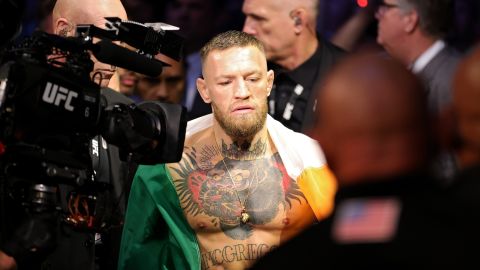 Conor McGregor caminando hacia el octágono para  enfrentarse a Dustin Poirier en la UFC 264