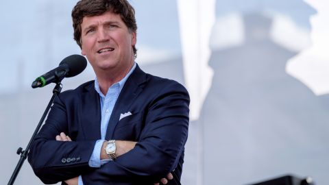 En la imagen aparece el presentador Tucker Carlson.