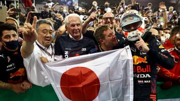 Max Verstappen celebra con su equipo de Red Bull y con Masashi Yamamoto, jefe de Honda en F1.