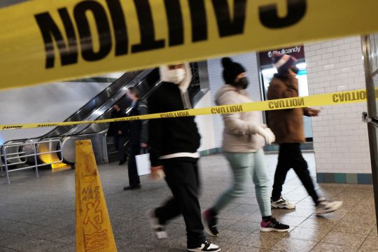 Tres hombres fueron apuñalados en el metro de Queens mientras la policía busca al atacante