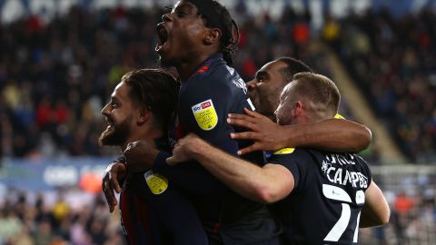 Pelly Ruddock Mpanzu celebra con sus compañeros en un partido ante el Swansea City durante 2022.