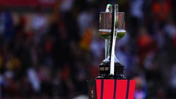 El trofeo de la Copa del Rey se ve antes del partido final de la Copa del Rey entre Real Betis y Valencia CF en el Estadio La Cartuja el 23 de abril de 2022 en Sevilla, España.