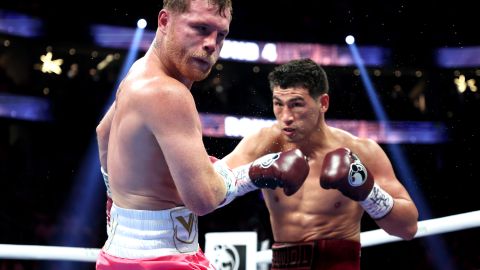 Canelo Álvarez (I) y Dmitry Bivol (D)