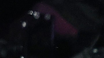 Dmitry Bivol (L) golpea a Canelo Álvarez durante su combate del pasado 7 de mayo de 2022.