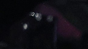 Dmitry Bivol (L) golpea a Canelo Álvarez durante su combate del pasado 7 de mayo de 2022.