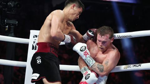 Dmitry Bivol (L) golpea a Canelo Álvarez durante su combate del pasado 7 de mayo de 2022.